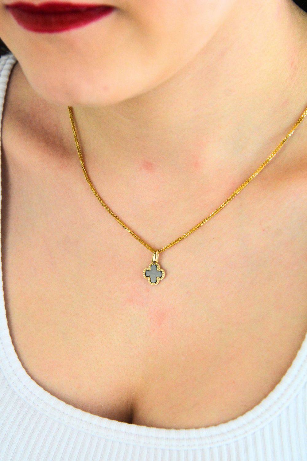 Elegancka złota zawieszka w kształcie kwiatkakoniczynki z czarnym onyksem. Biżuteria z żółtego złota próby 585, diamentowana, idealna na prezent. Cena bez łańcuszka.1.jpg